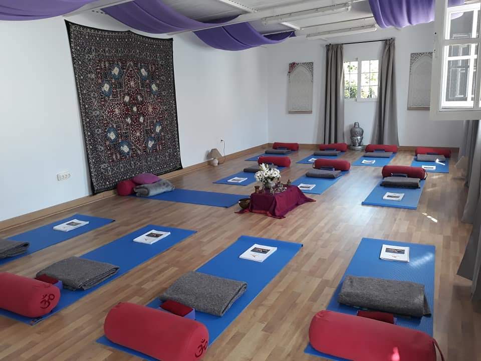 Salle de yoga installée avec tapis et coussins à Casa El Retiro, Tarifa