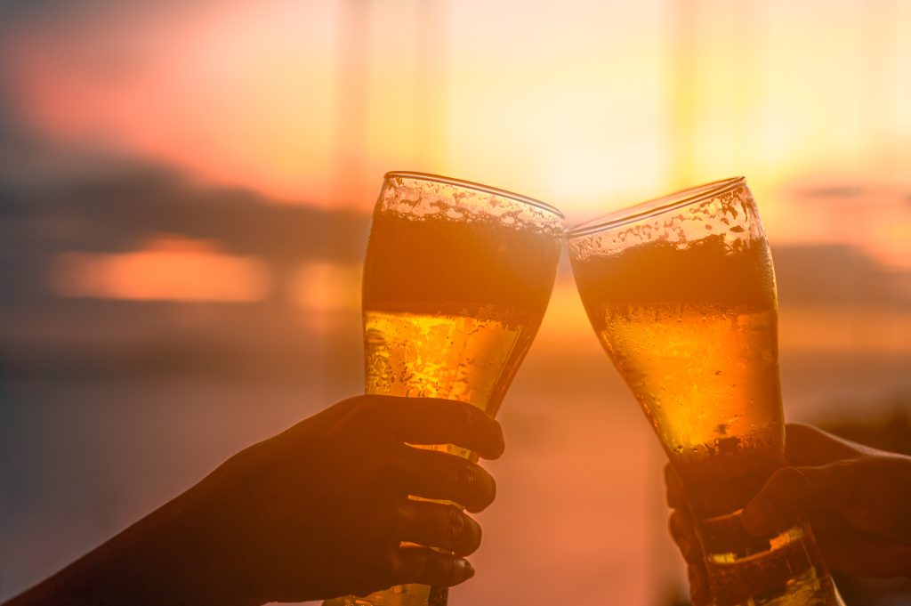 Brindis al atardecer en un chiringuito de Tarifa