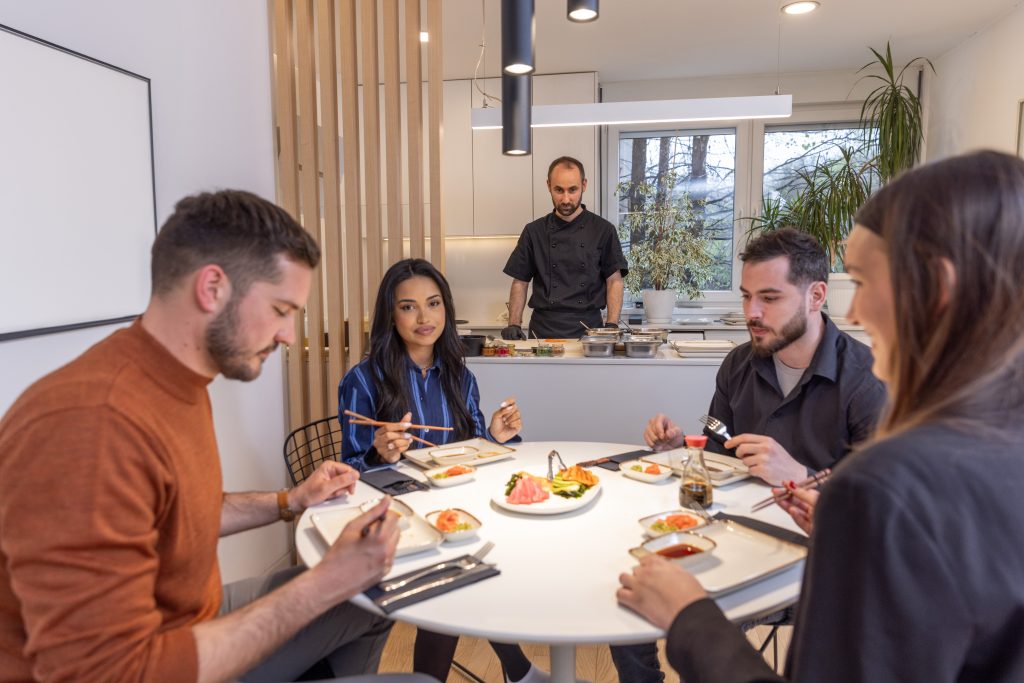 Chef privado sirviendo una cena para un grupo en una villa