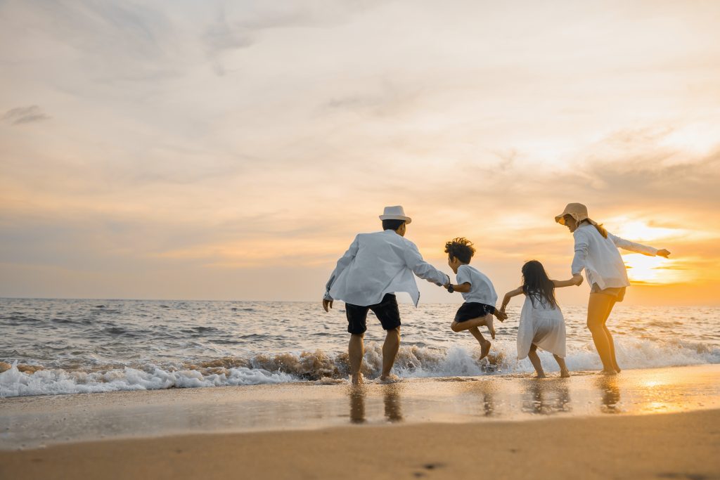 Familia jugando en la playa al atardecer en Tarifa
